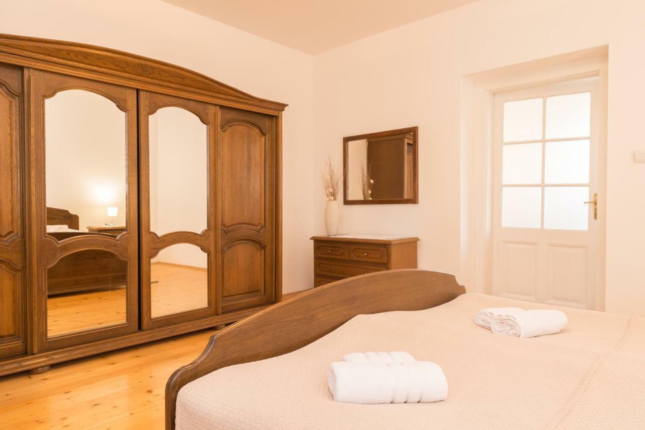 Apartment Tri Mudraca Karanac Екстериор снимка